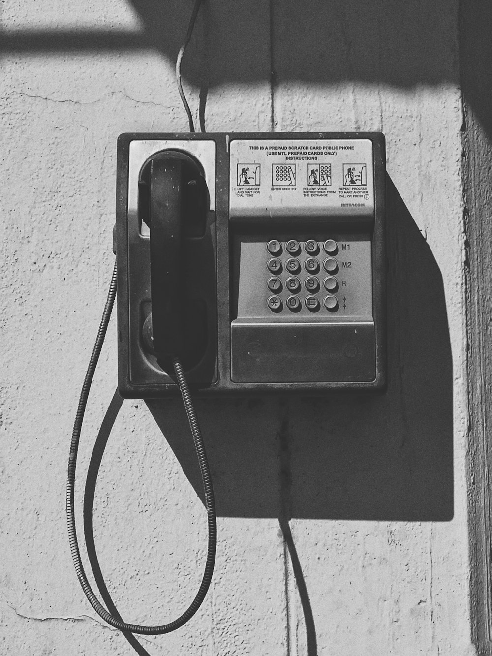 un telefono vecchio stile sul lato di un edificio