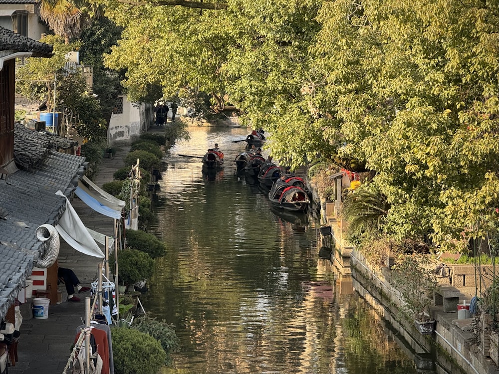 数隻のボートが停泊する狭い運河