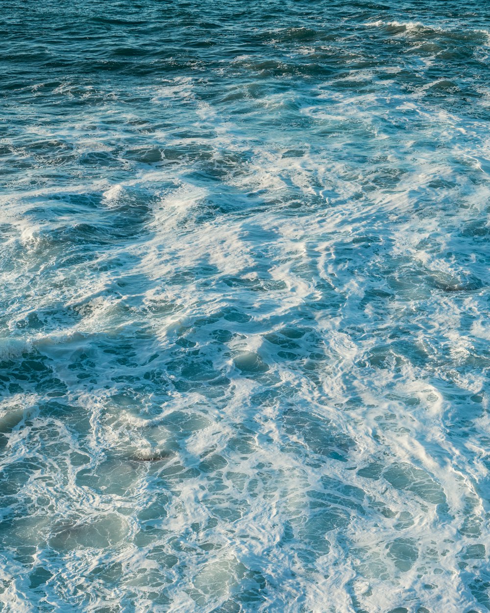 海に浮かぶ波の上でサーフボードに乗る男