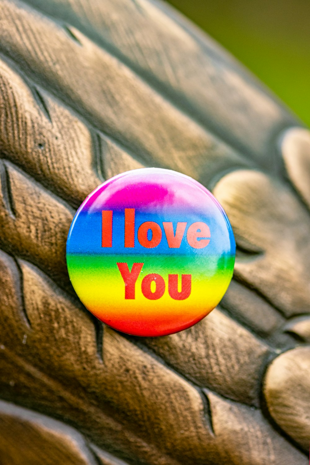 a button that says i love you on it