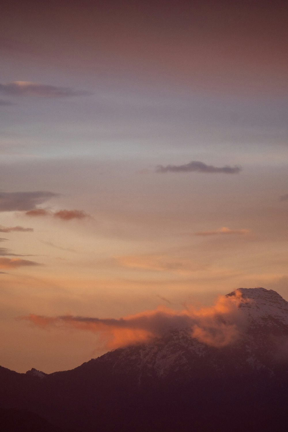 Una vista de una montaña con nubes en el cielo