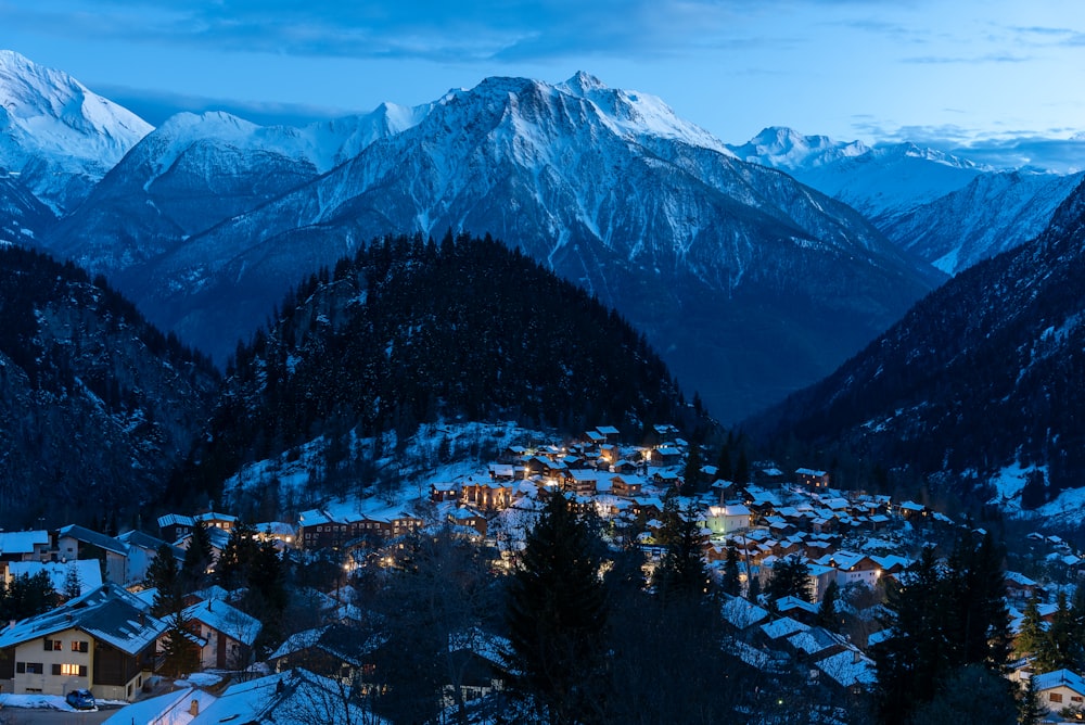 Un village dans les montagnes enneigé