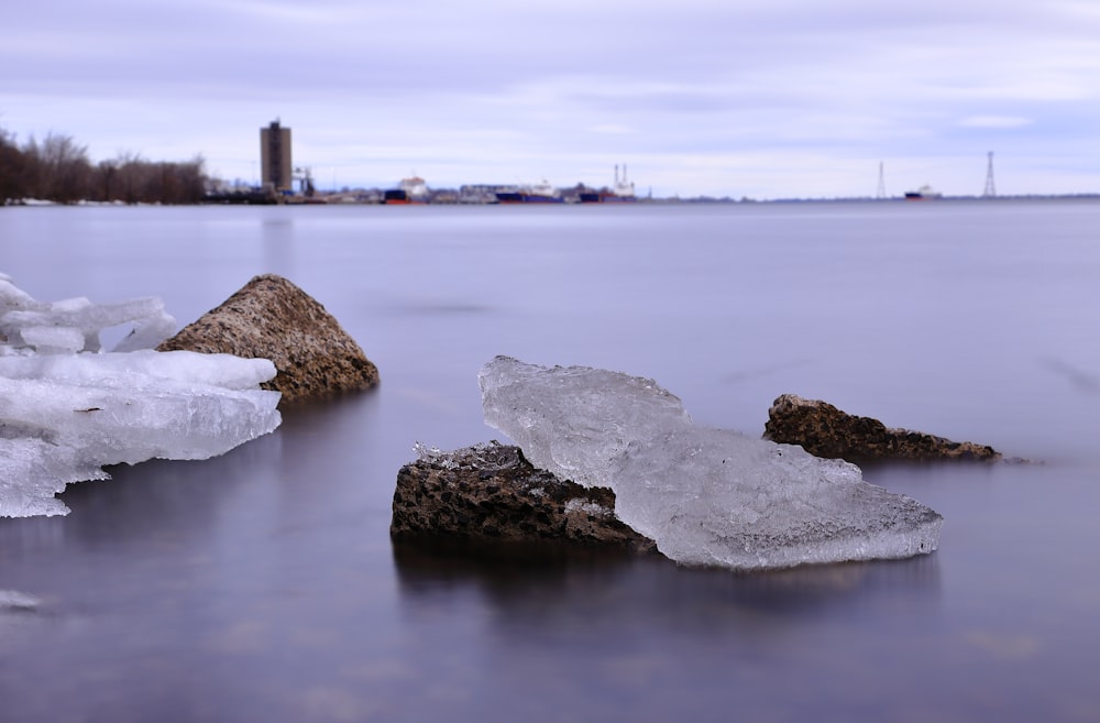 un montón de hielo que están en el agua