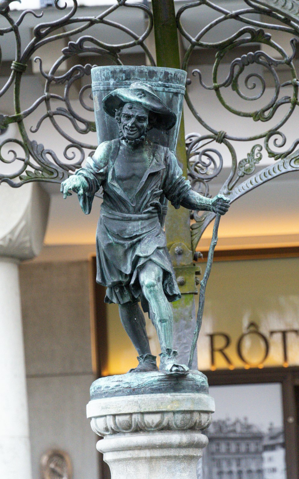 eine Statue eines Mannes, der Pfeil und Bogen in der Hand hält