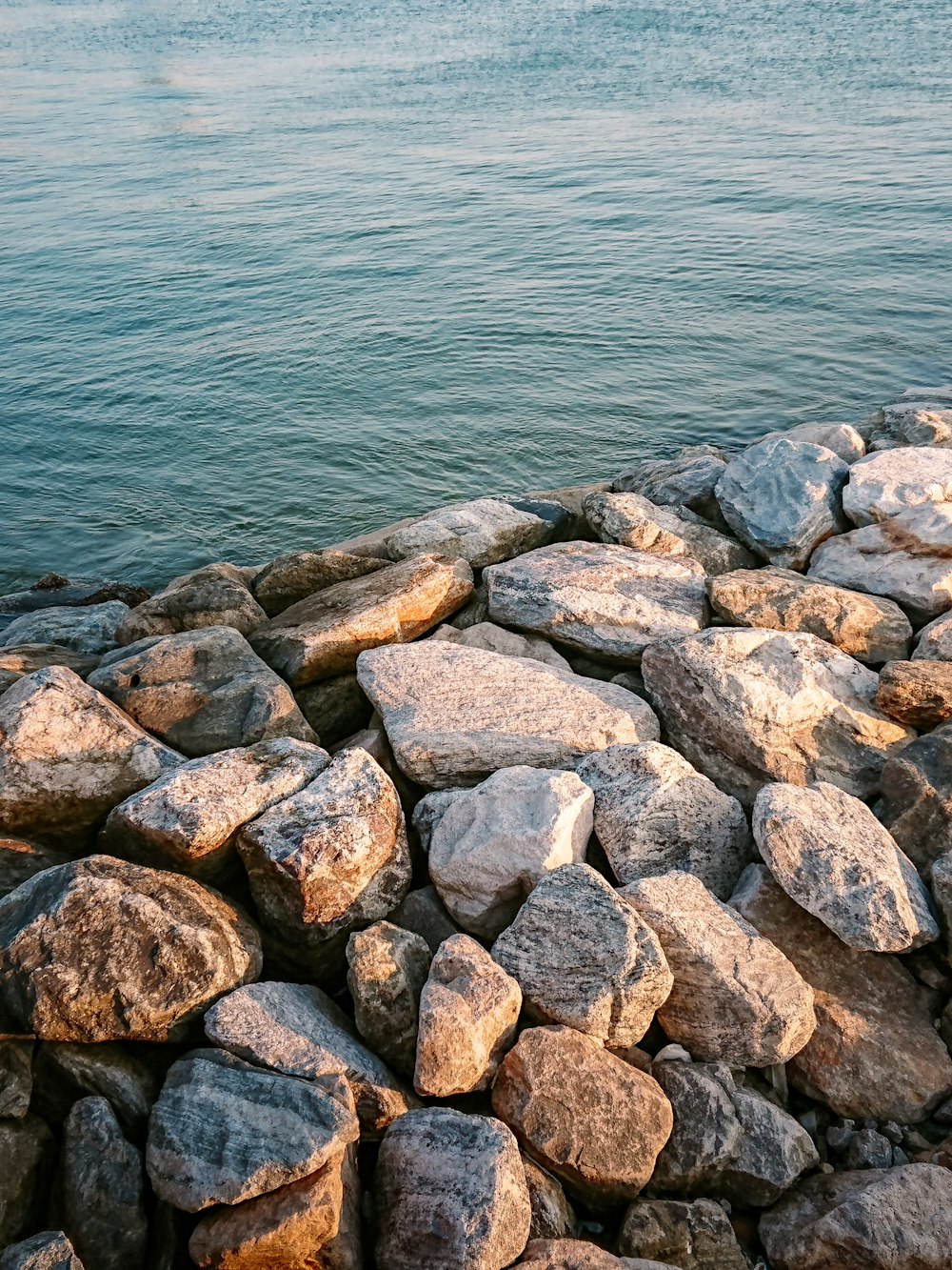 a bunch of rocks that are by the water