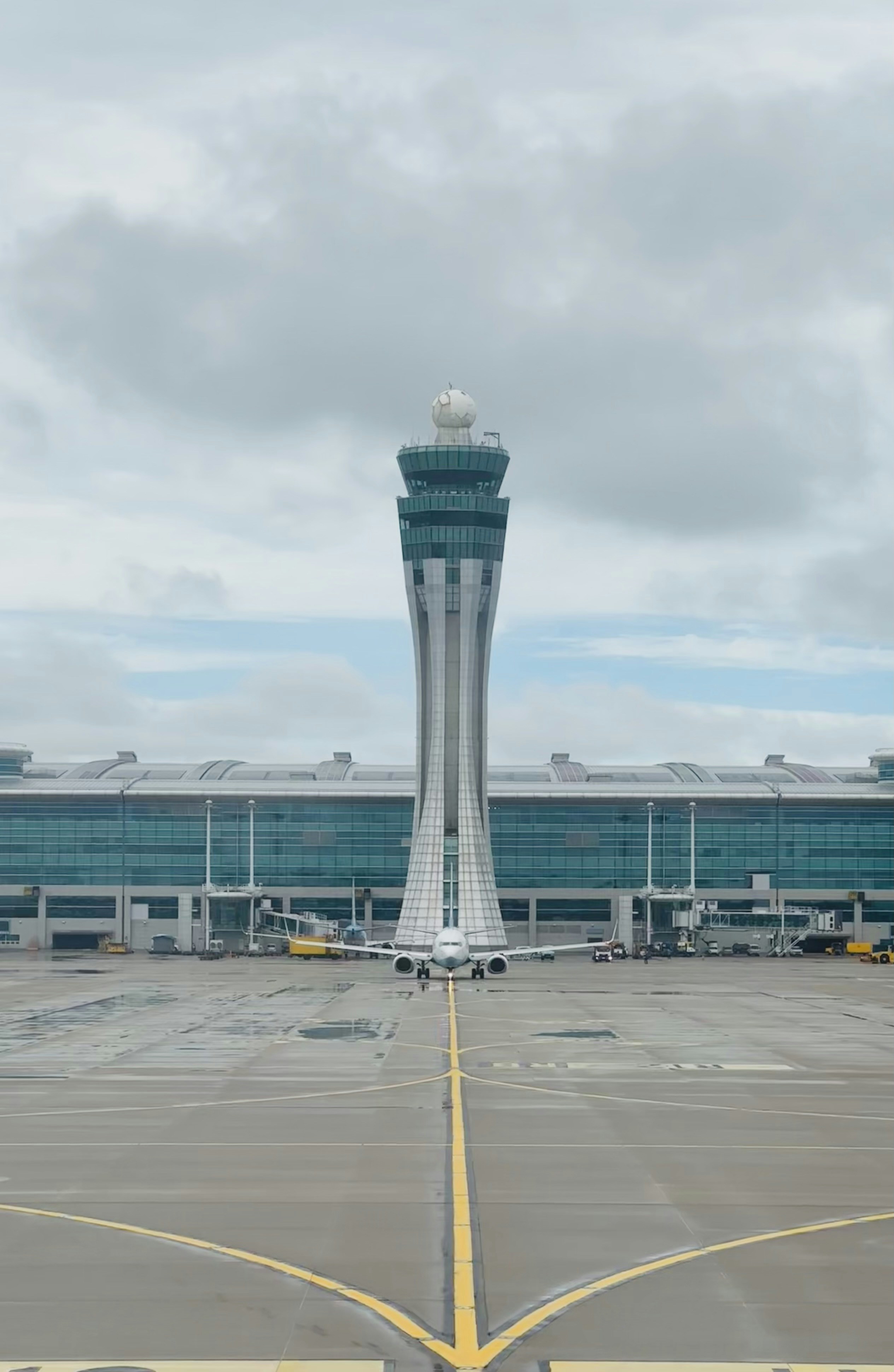Ein Flughafen mit einem großen Tower in der Mitte
