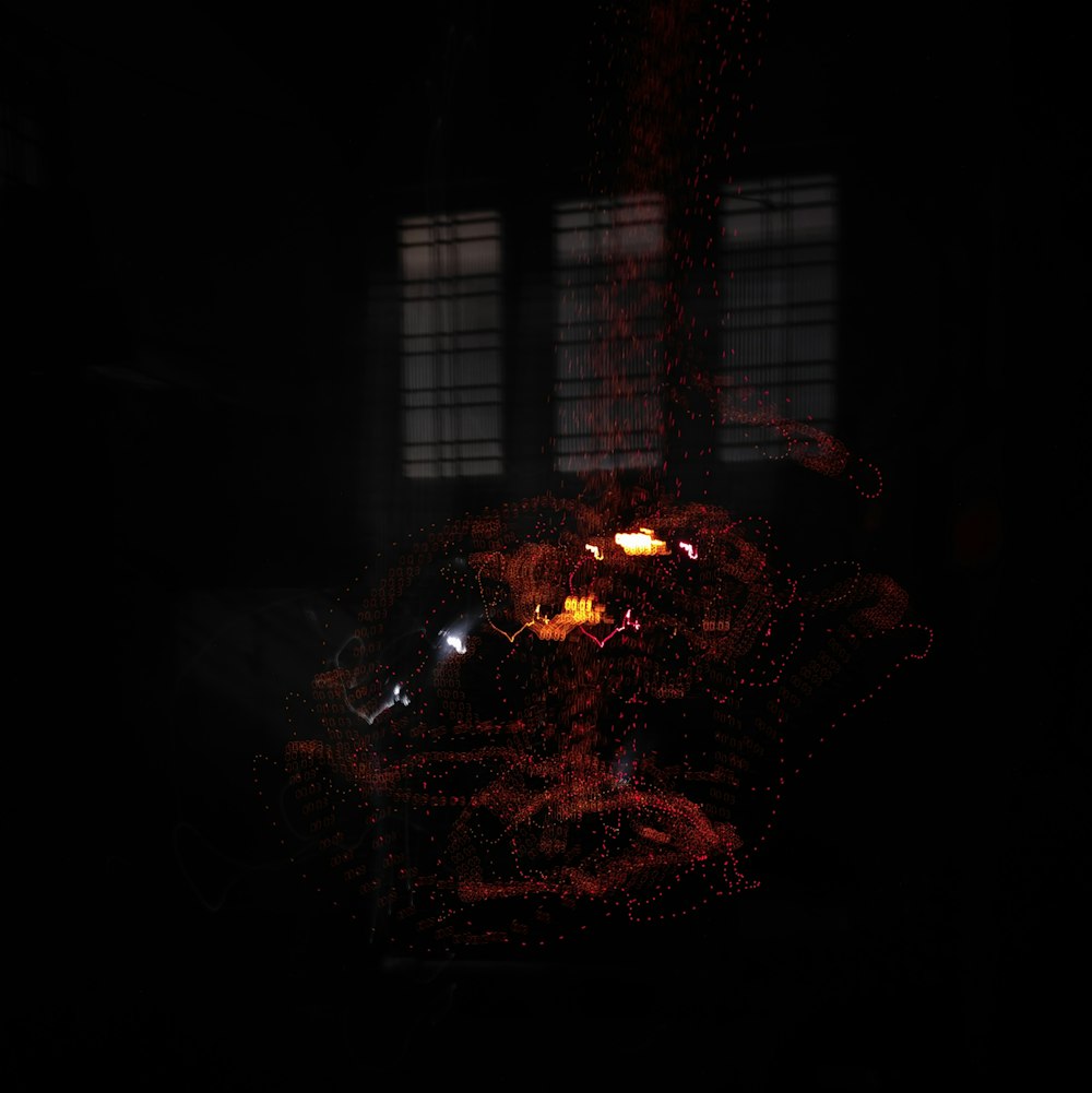 una imagen borrosa de una persona en la oscuridad