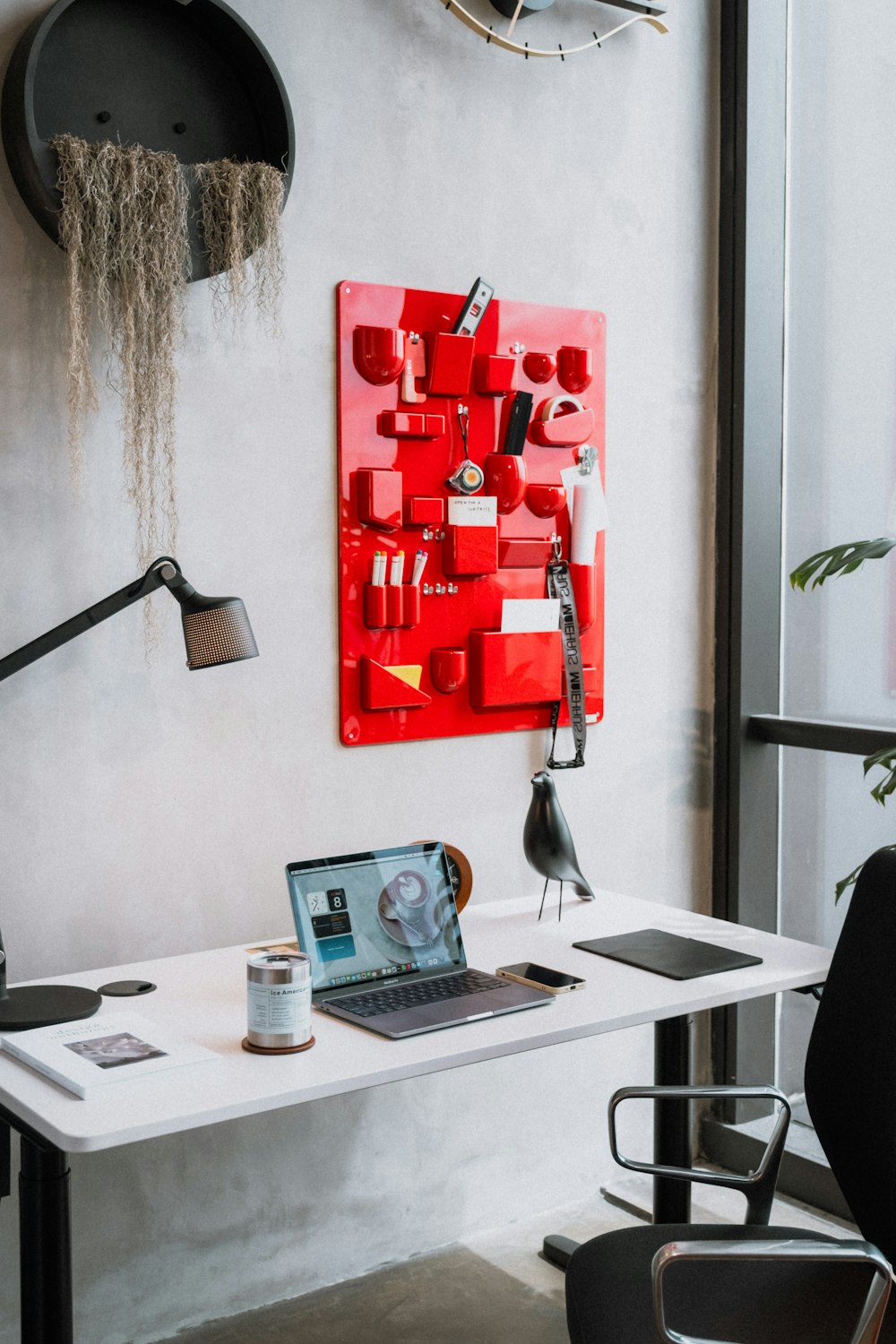 un bureau blanc avec un ordinateur portable dessus