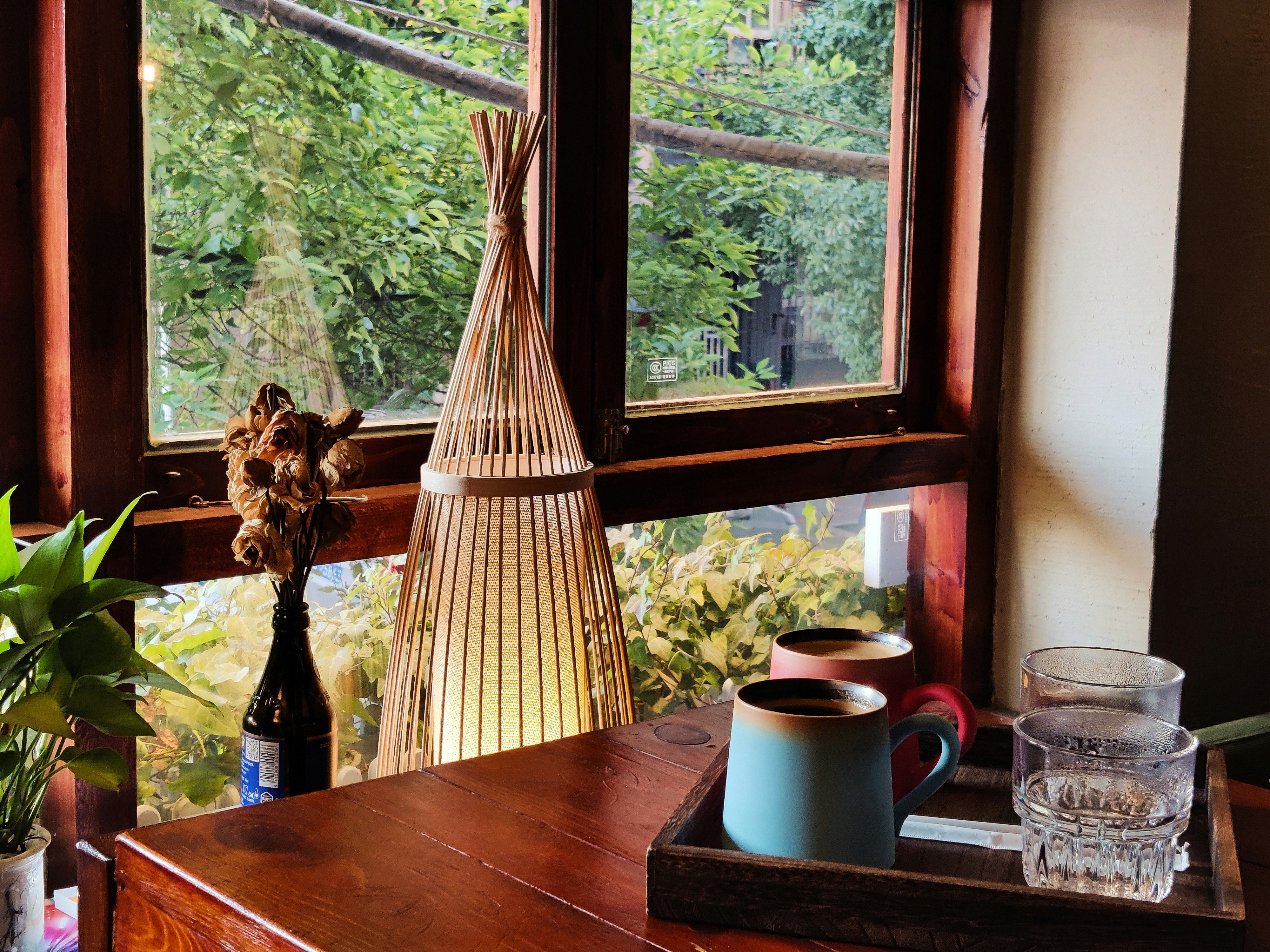 꽃이 가득 담긴 꽃병이 놓인 나무 테이블