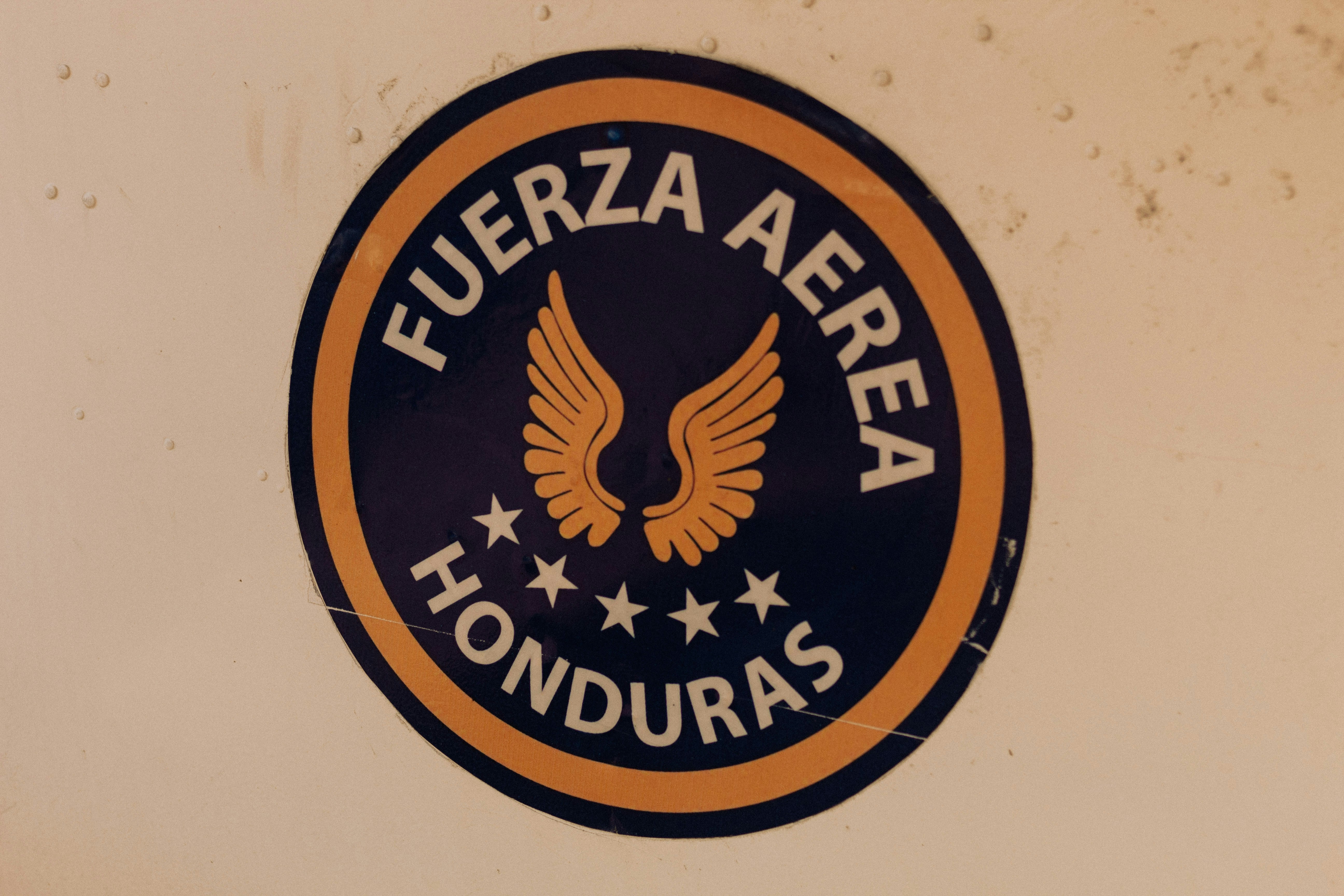 a circular sign that says fuerza area honduras