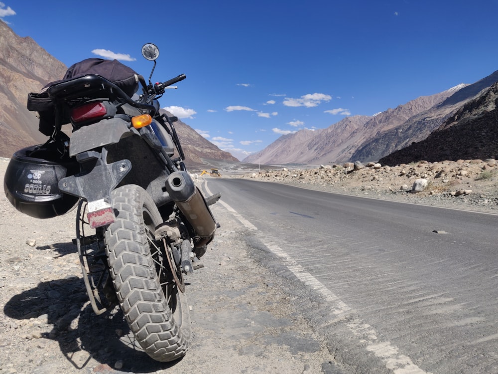 una motocicleta estacionada al costado de la carretera