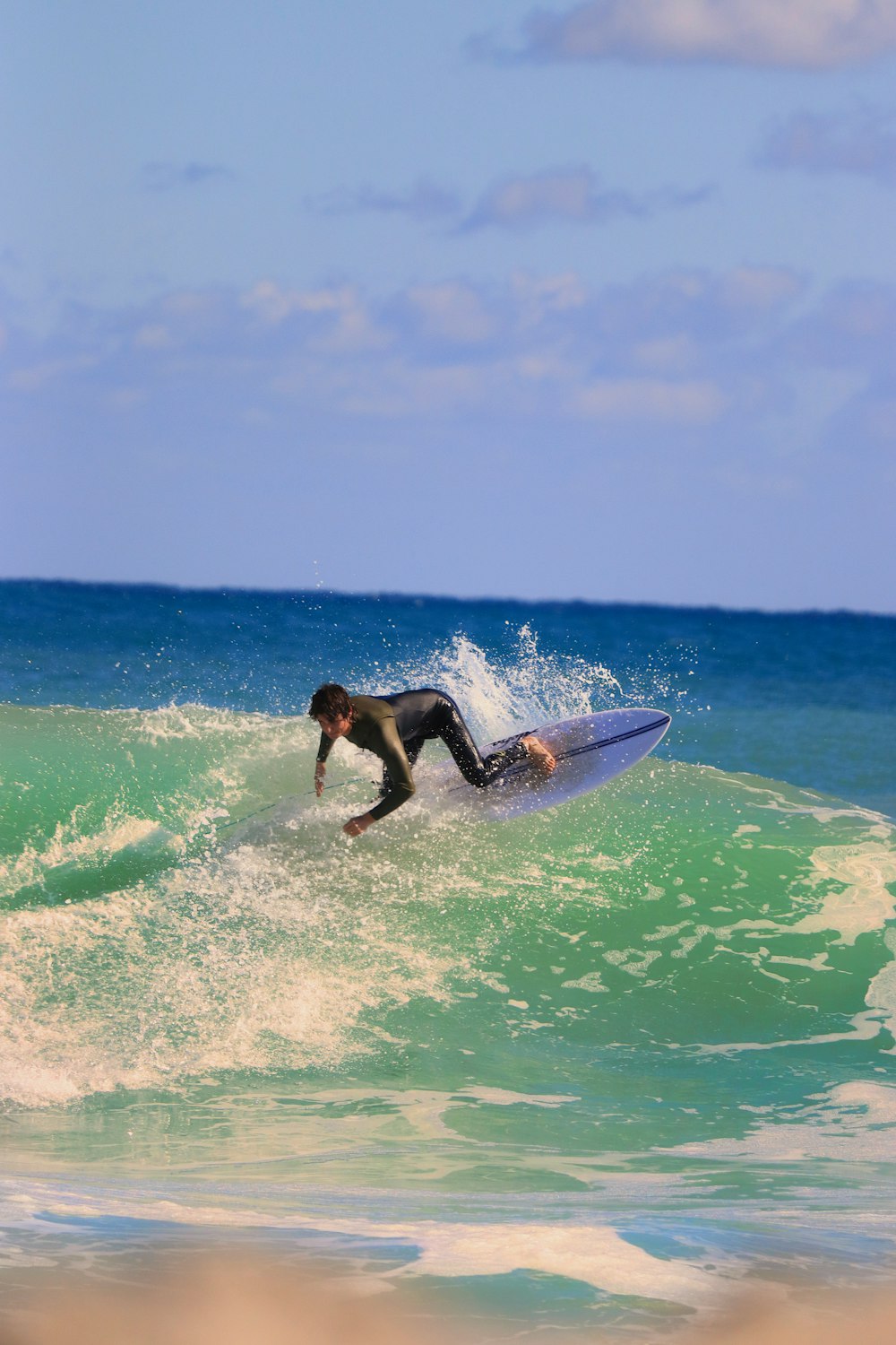 un homme chevauchant une vague sur une planche de surf