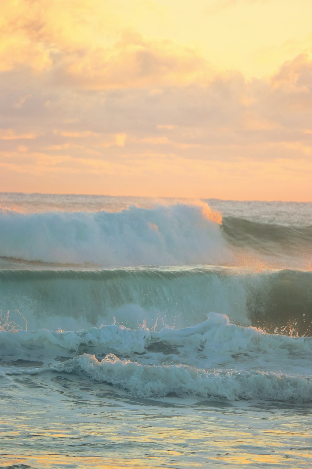 une personne chevauchant une planche de surf sur une vague dans l’océan