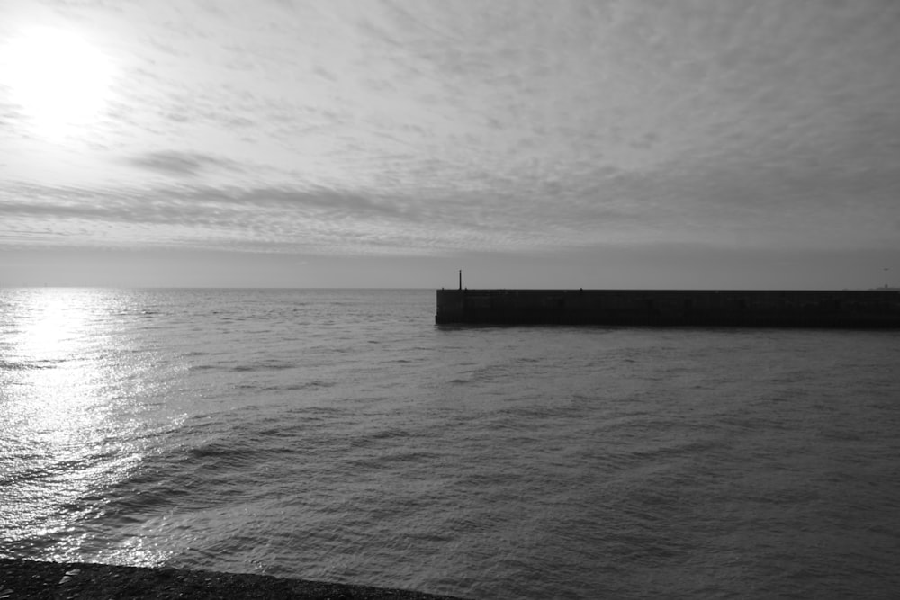 une photo en noir et blanc d’un plan d’eau