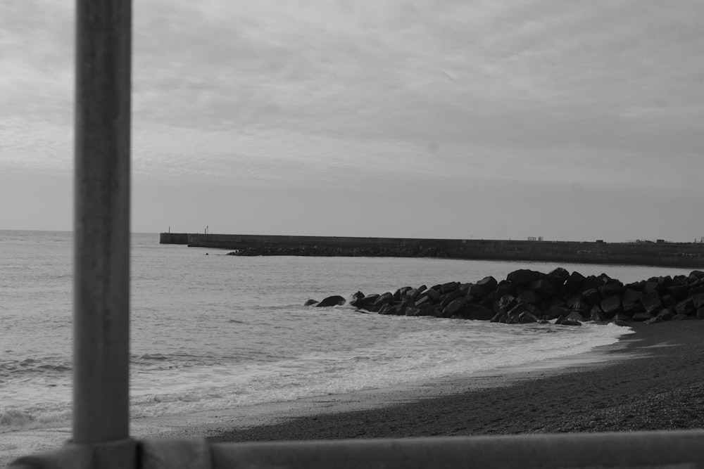 une photo en noir et blanc d’une plage