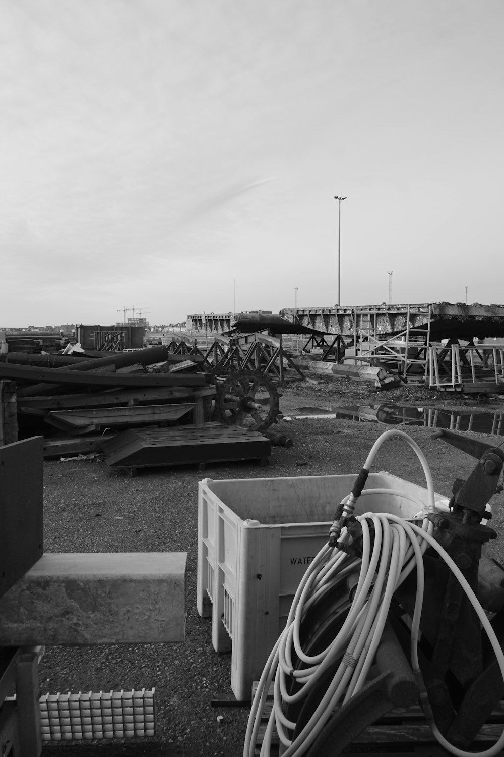 a black and white photo of a bunch of pipes