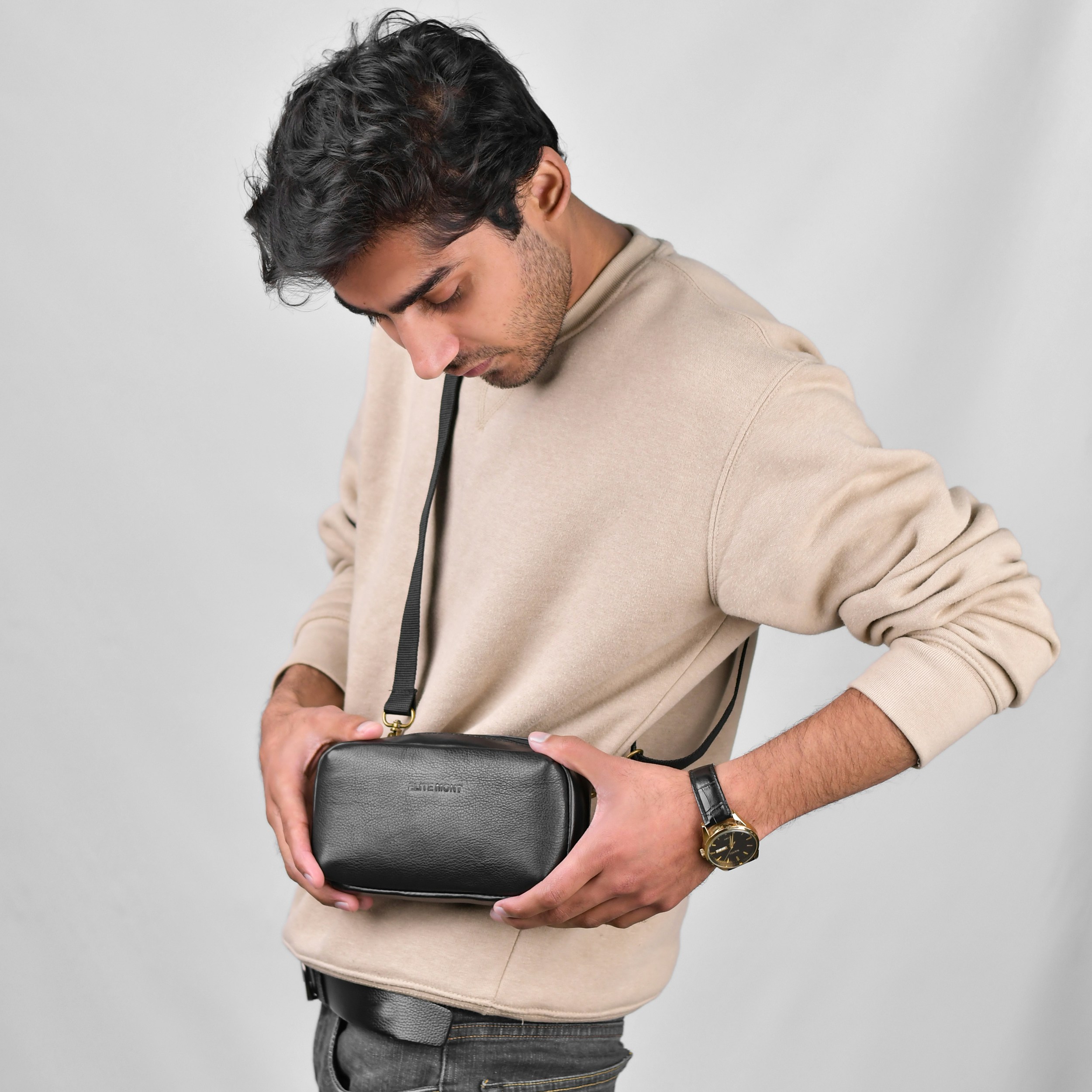 Everyday Crossbody Bags for 2026 Creators: A Practical Review for Travel, Shoot Days, and Micro‑drops