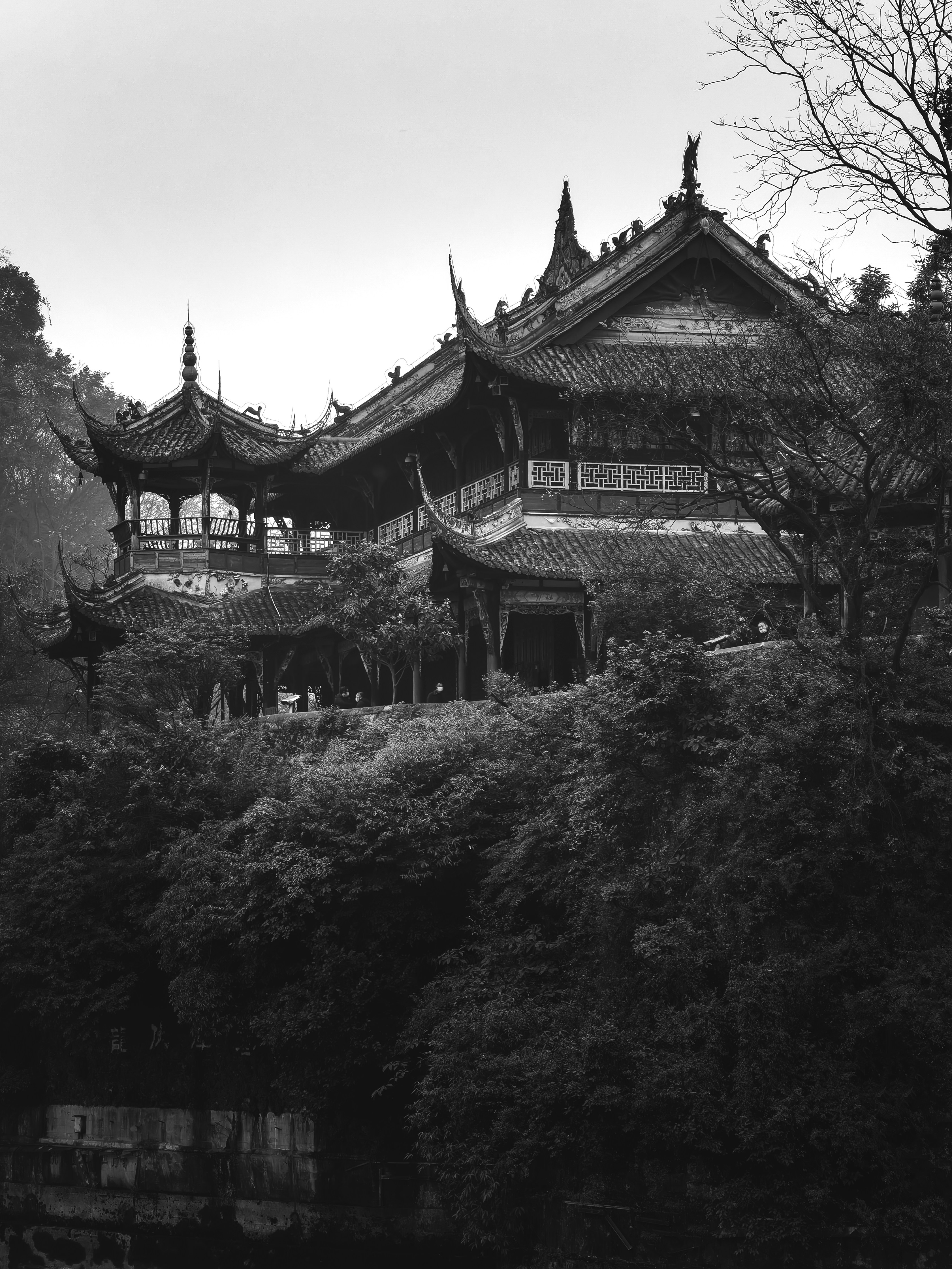 Ein Schwarz-Weiß-Foto eines Gebäudes auf einem Hügel