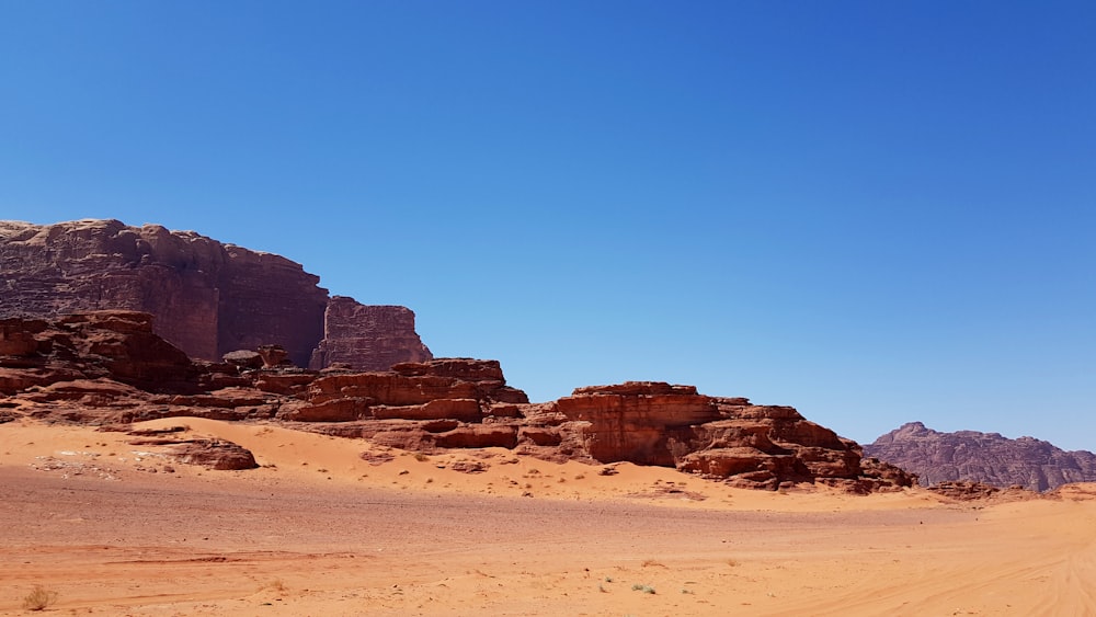 Un chemin de terre au milieu d’un désert