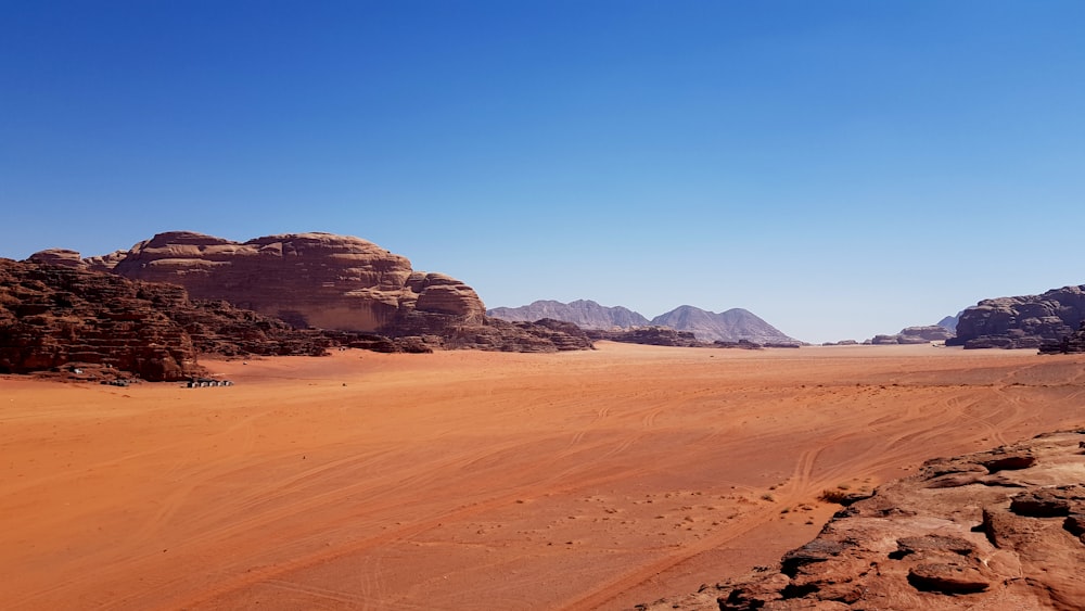 Un désert de sable avec des montagnes en arrière-plan