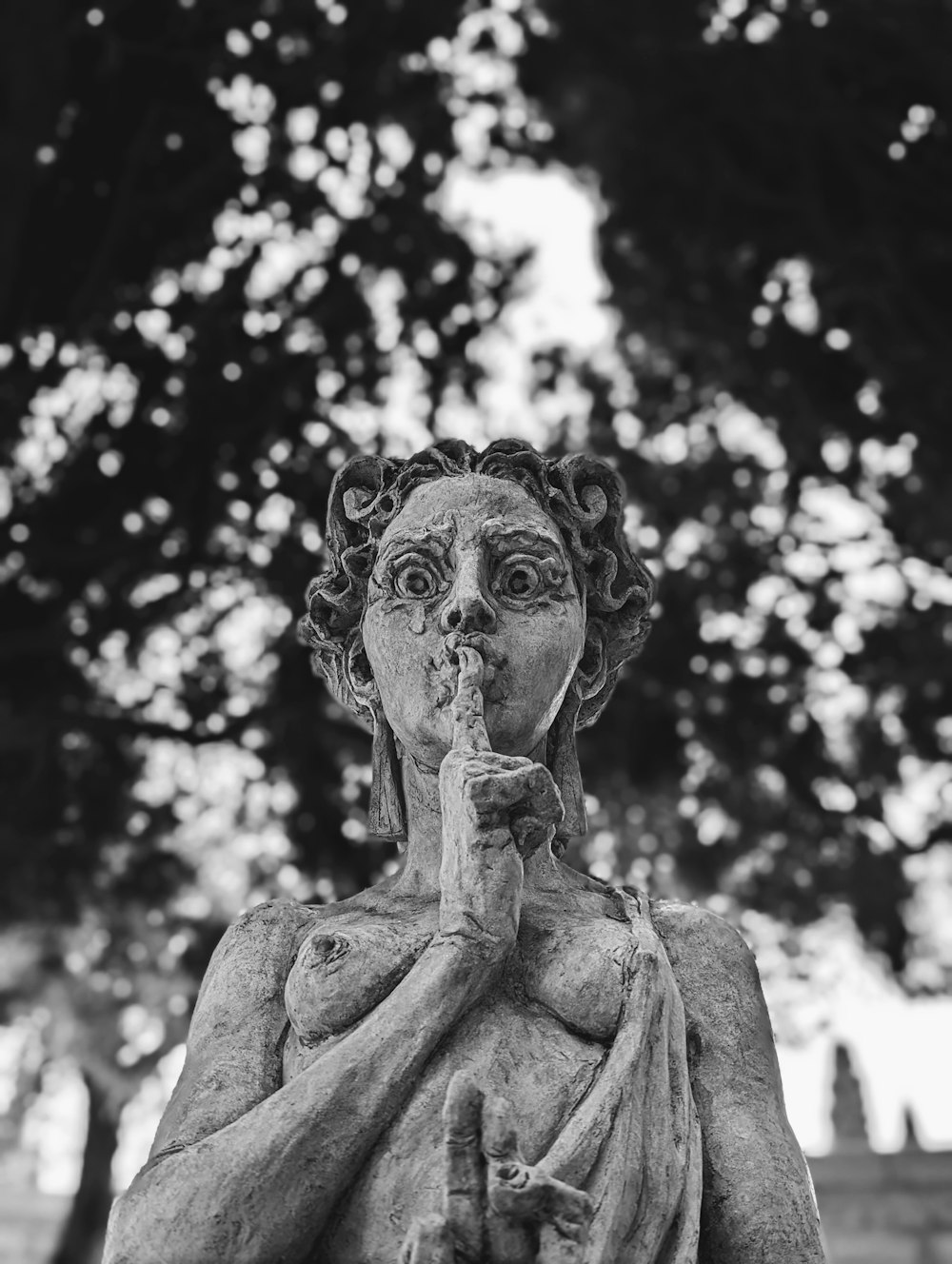 Una foto en blanco y negro de una estatua