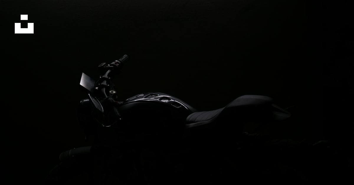 Foto zum Thema Ein Motorrad ist im Dunkeln mit eingeschalteten