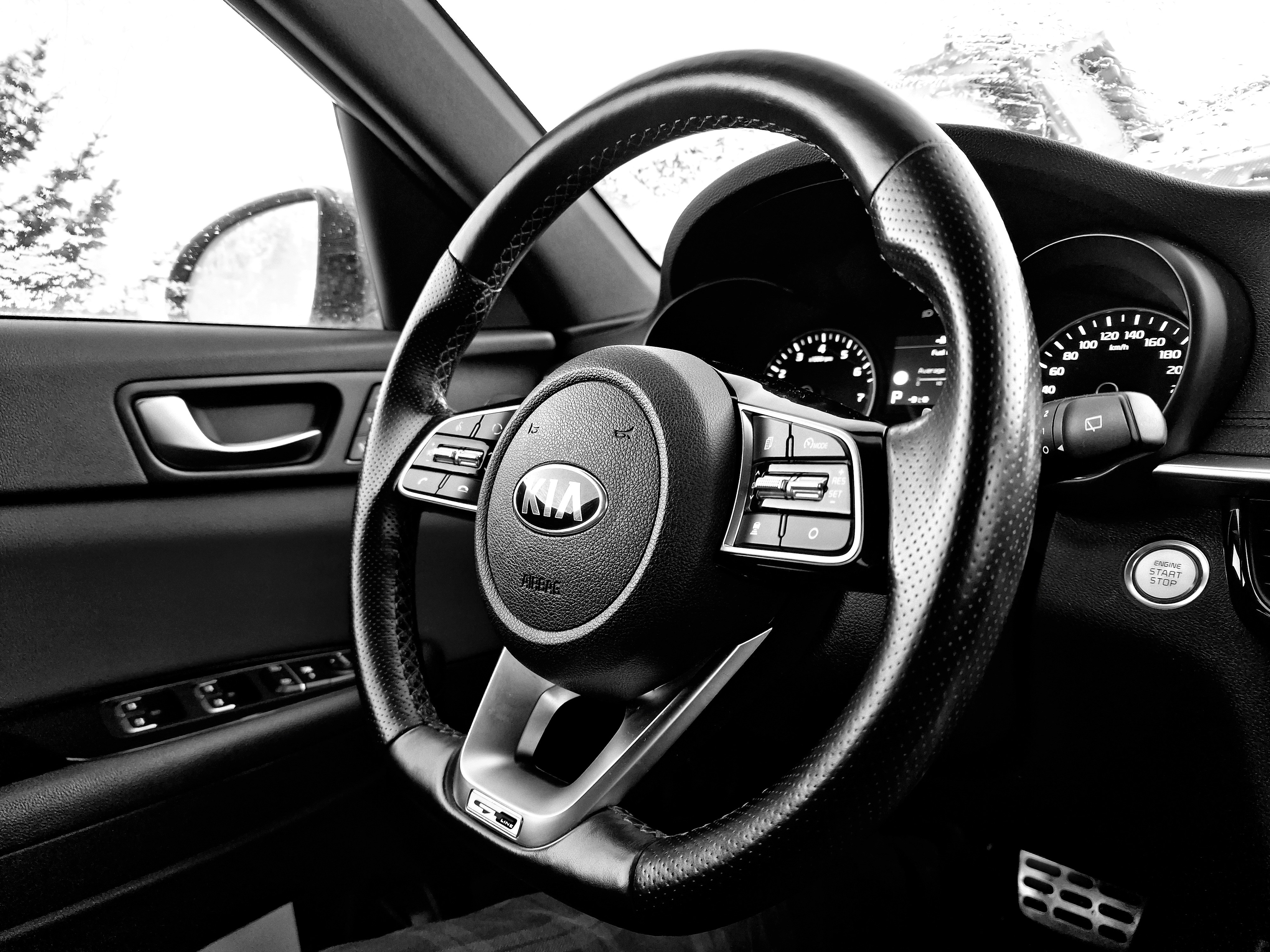 Ein Schwarz-Weiß-Foto eines Auto-Armaturenbretts