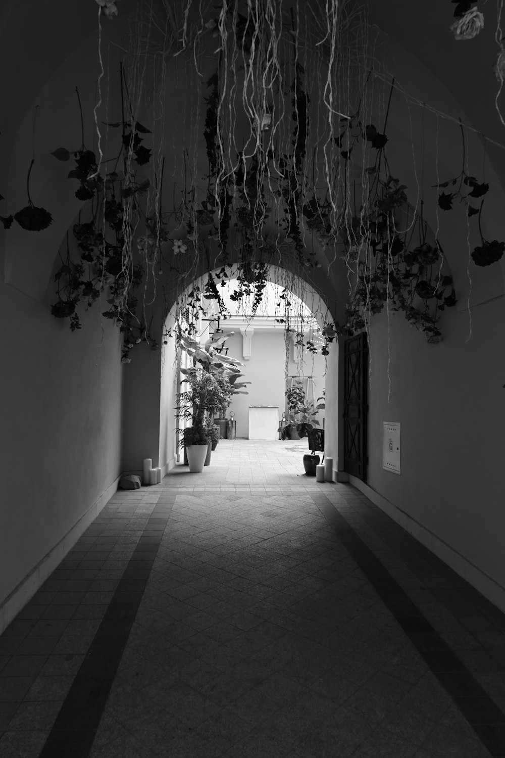 uma foto em preto e branco de um corredor