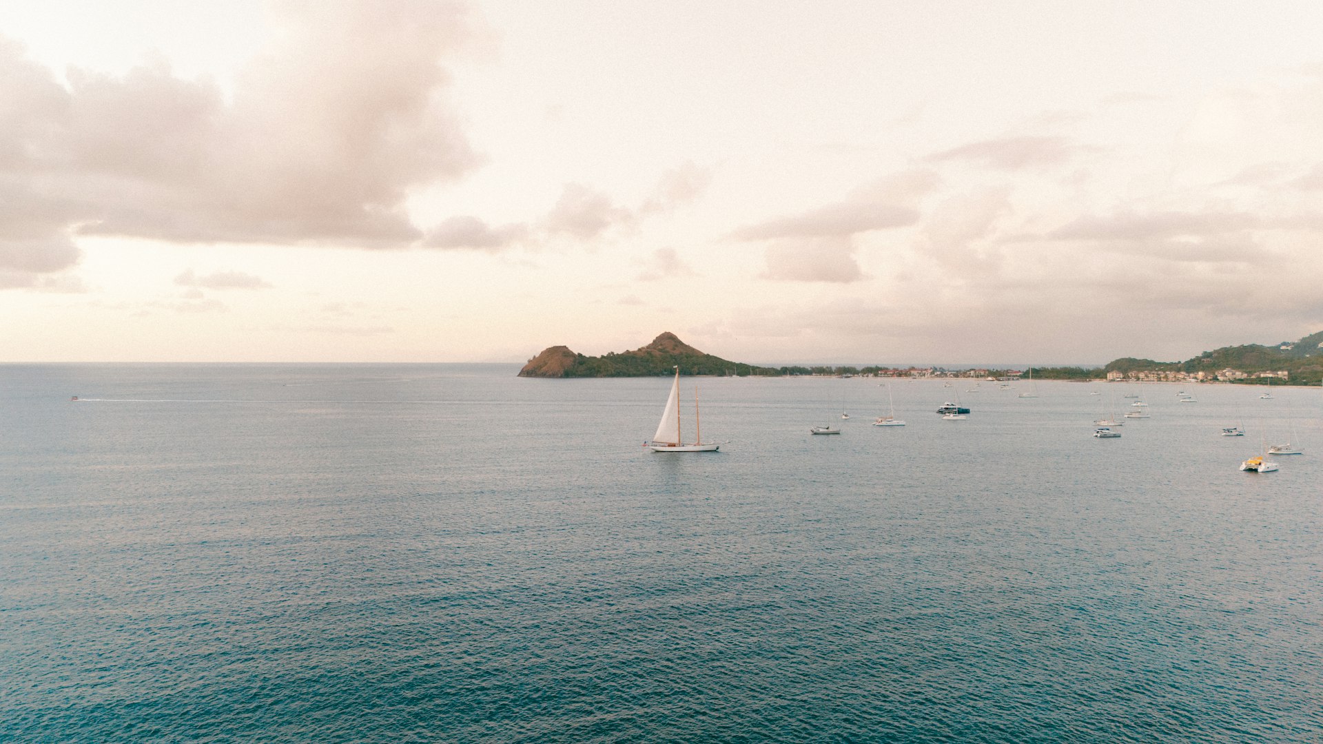 Baie ensoleillée de Rodney Bay avec de nombreux bateaux flottant sur une eau calme et cristalline