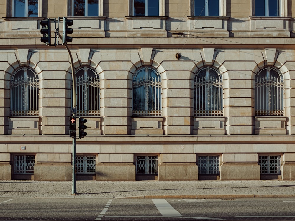 Un edificio antiguo con ventanas arqueadas y un semáforo