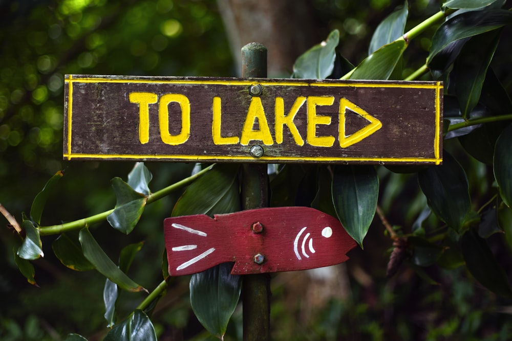호수에 적힌 나무 표지판