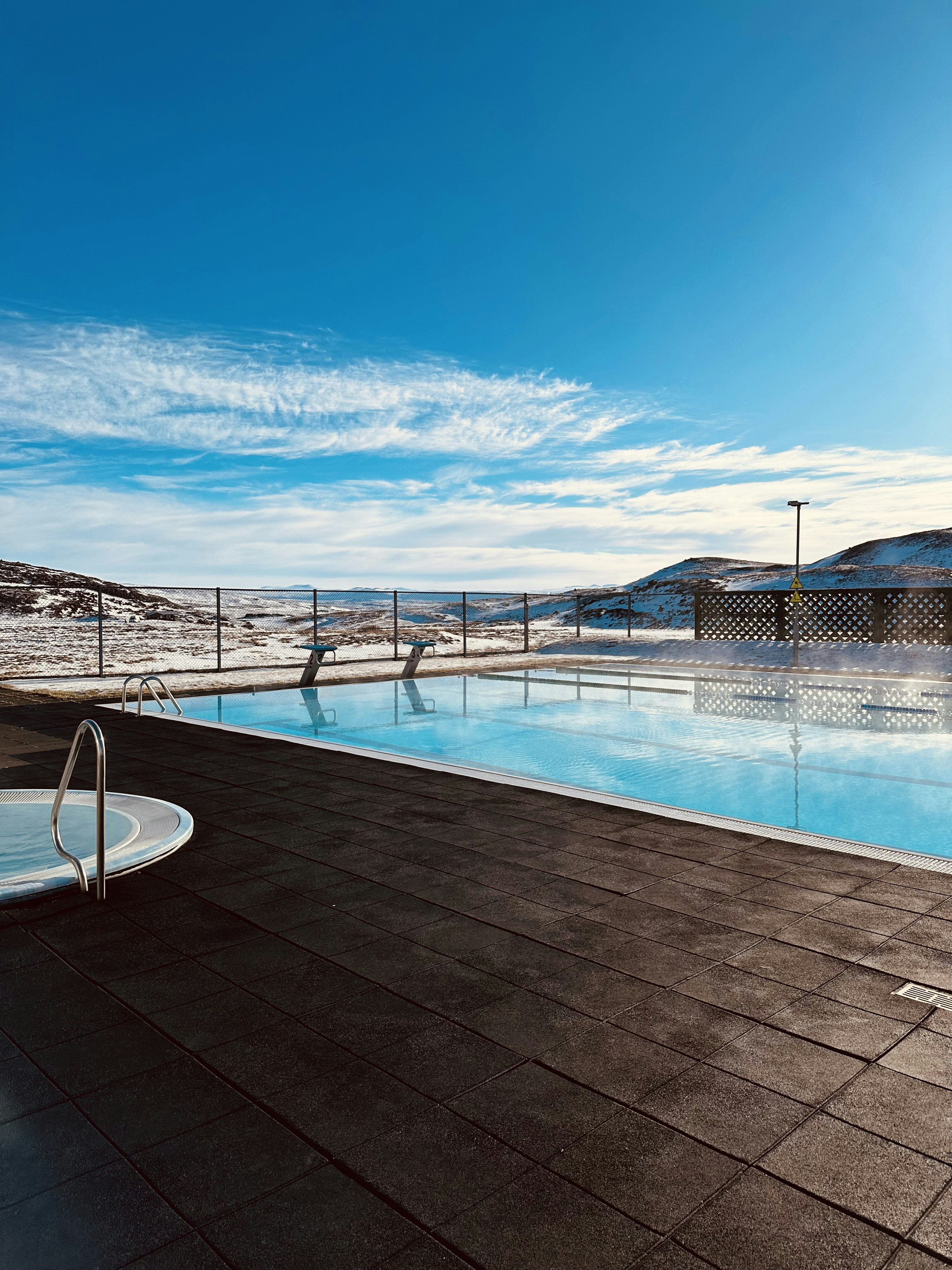 Piscină termală în aer liber, cu munți înzăpeziți în fundal