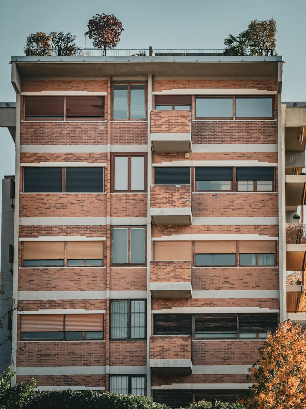 ein hohes Backsteingebäude mit vielen Fenstern