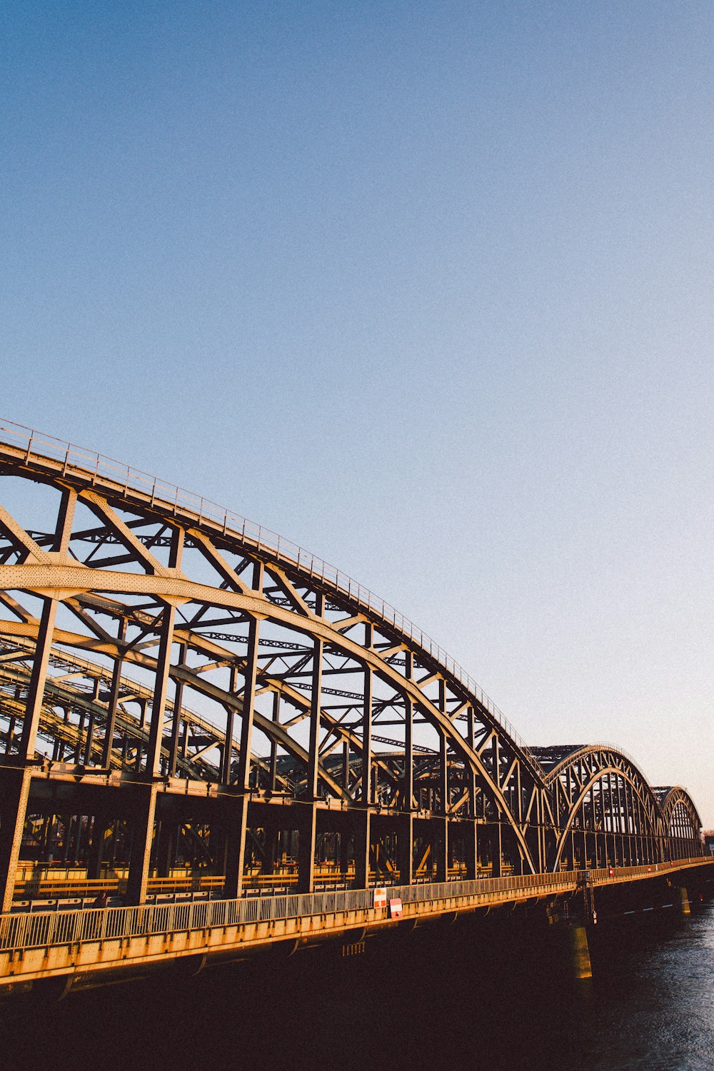 un pont sur lequel passe un train