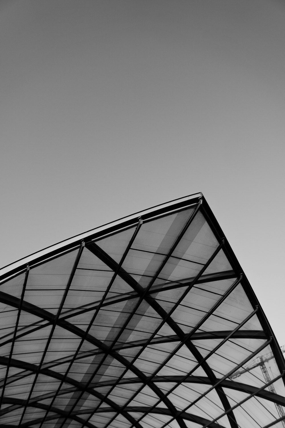 uma foto em preto e branco de uma estação de trem