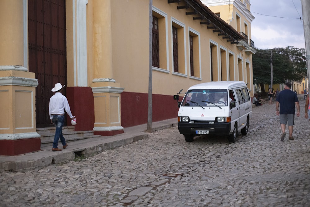 Uma van está estacionada em uma rua de paralelepípedos