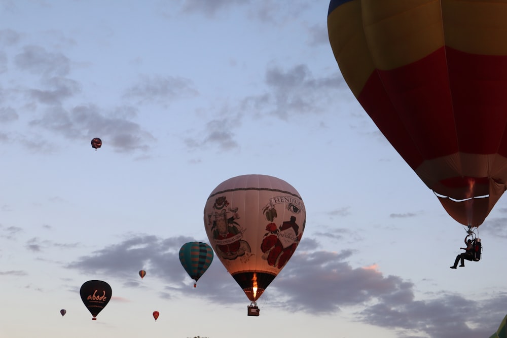 un certain nombre de montgolfières volant dans le ciel