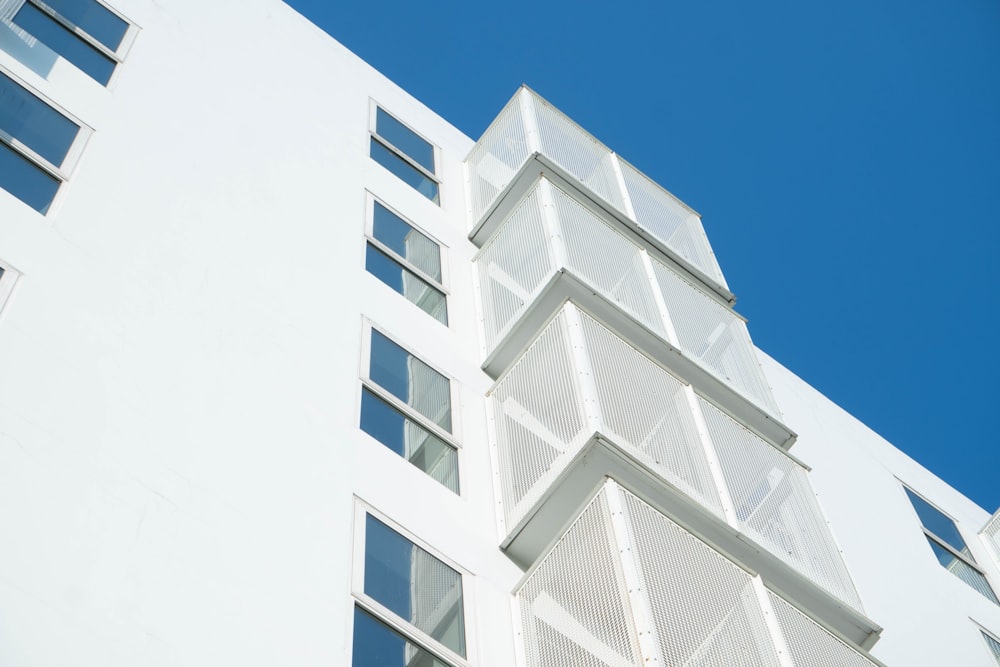 Un edificio alto y blanco con muchas ventanas