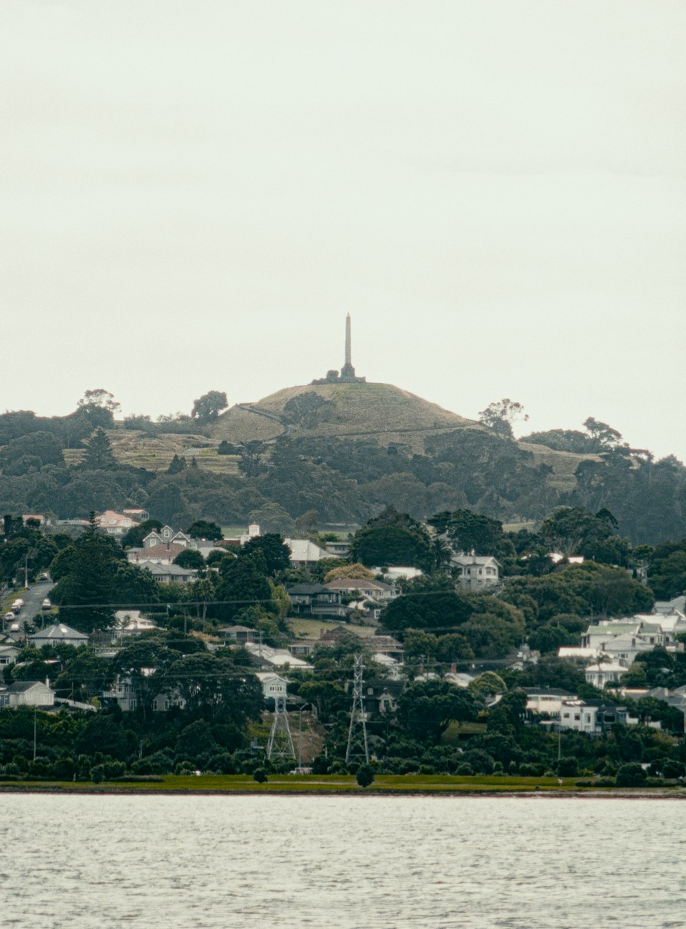 une vue d’une ville avec une colline en arrière-plan