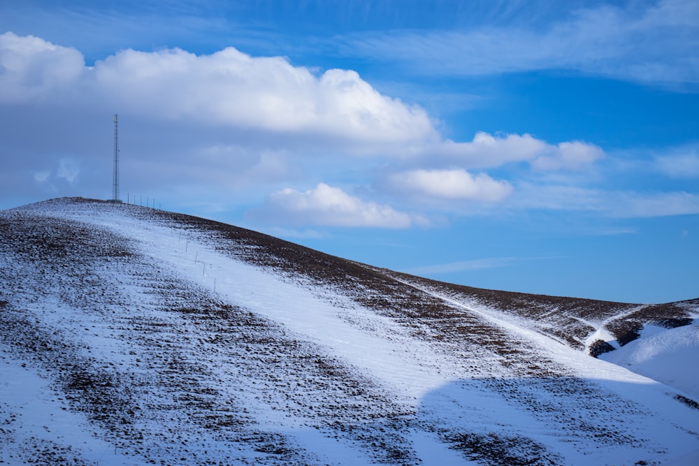 une colline couverte de neige sous un ciel bleu