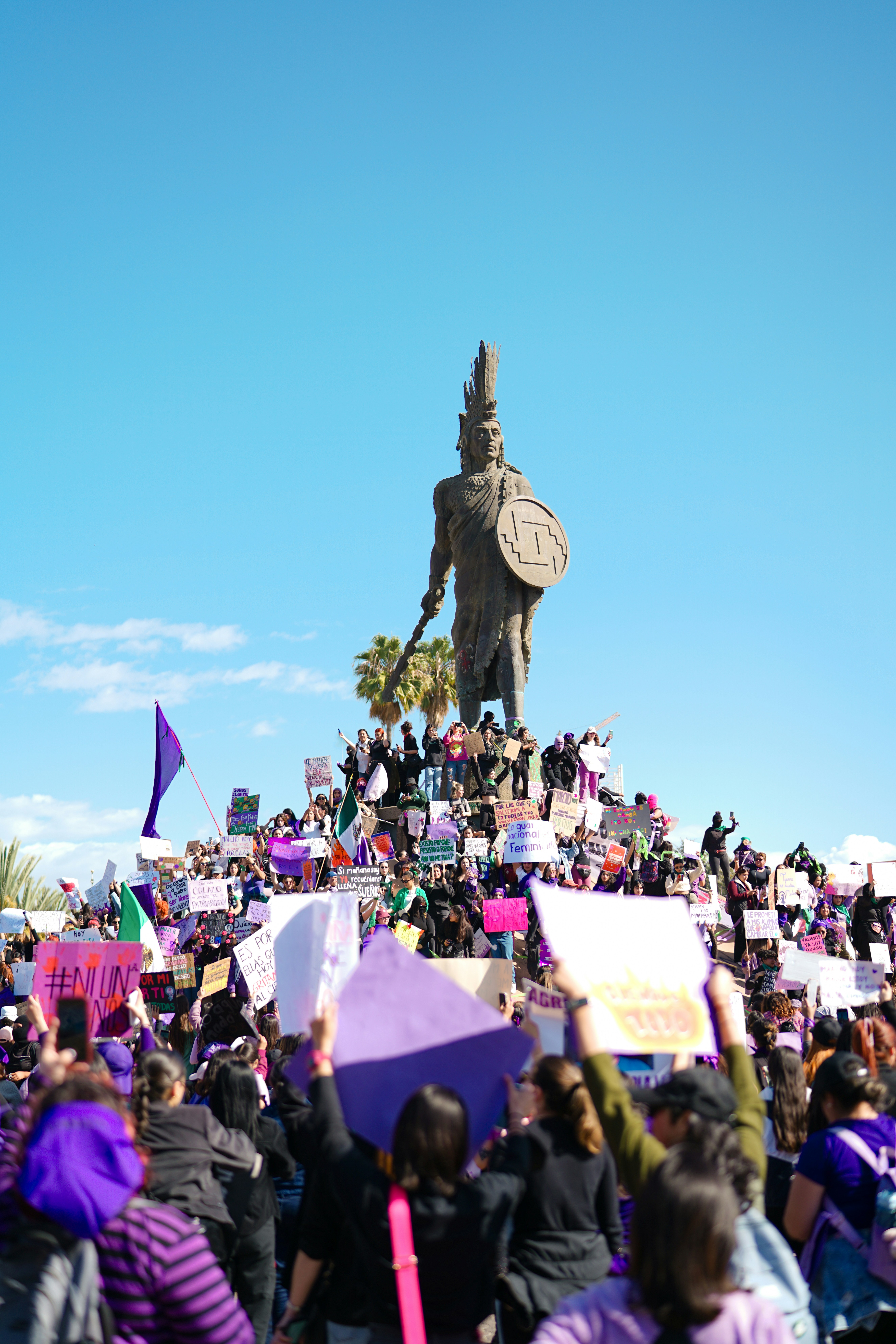 A large crowd of people holding signs and umbrellas photo – Free Blue ...