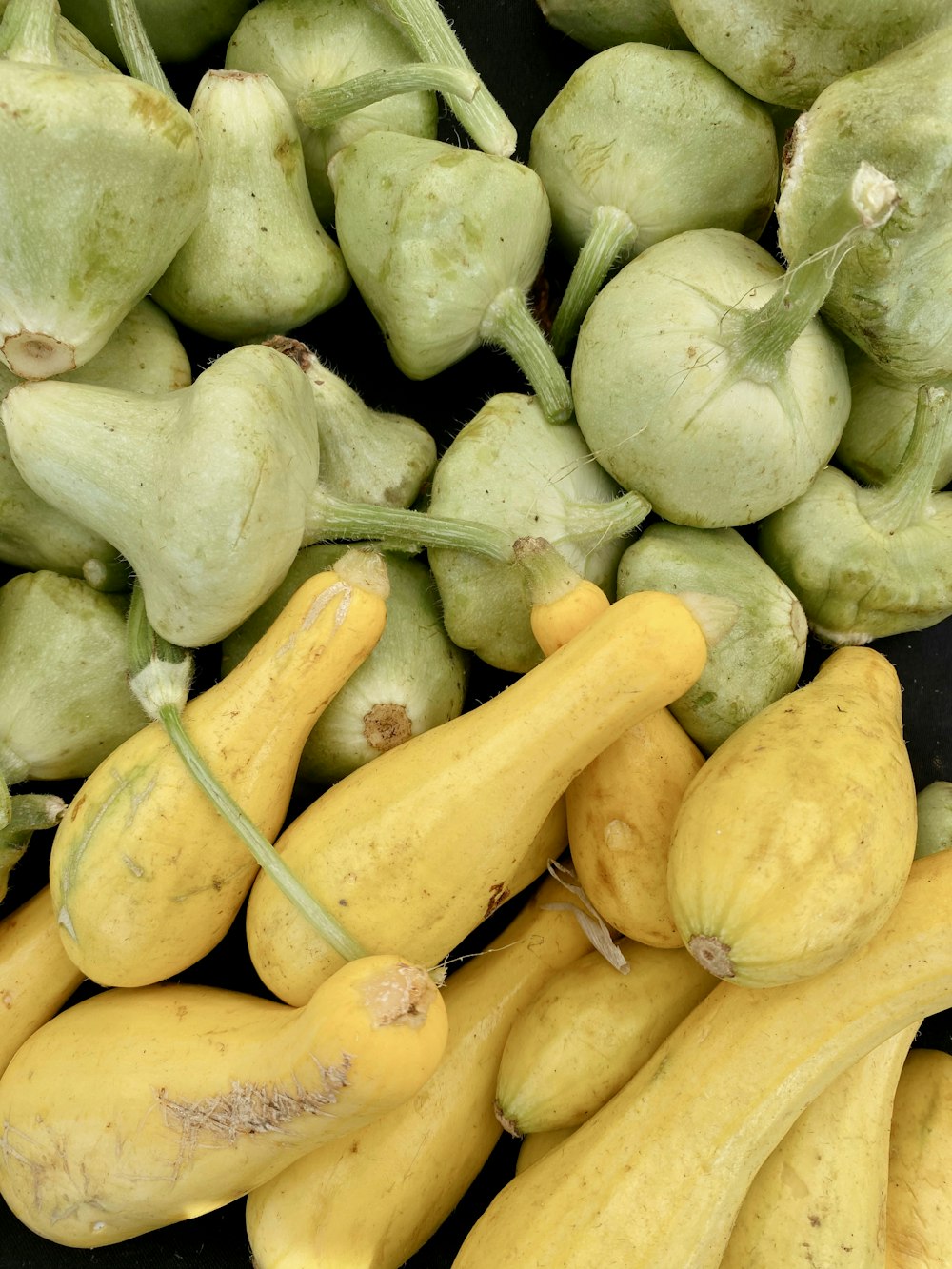 a pile of yellow squash sitting next to each other