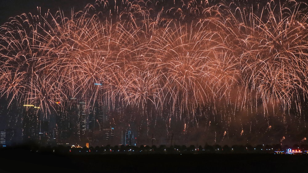 Ein großes Feuerwerk über einer Stadt bei Nacht
