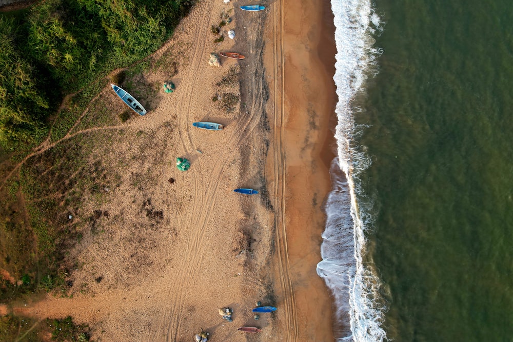 Luftaufnahme eines Strandes mit mehreren Booten