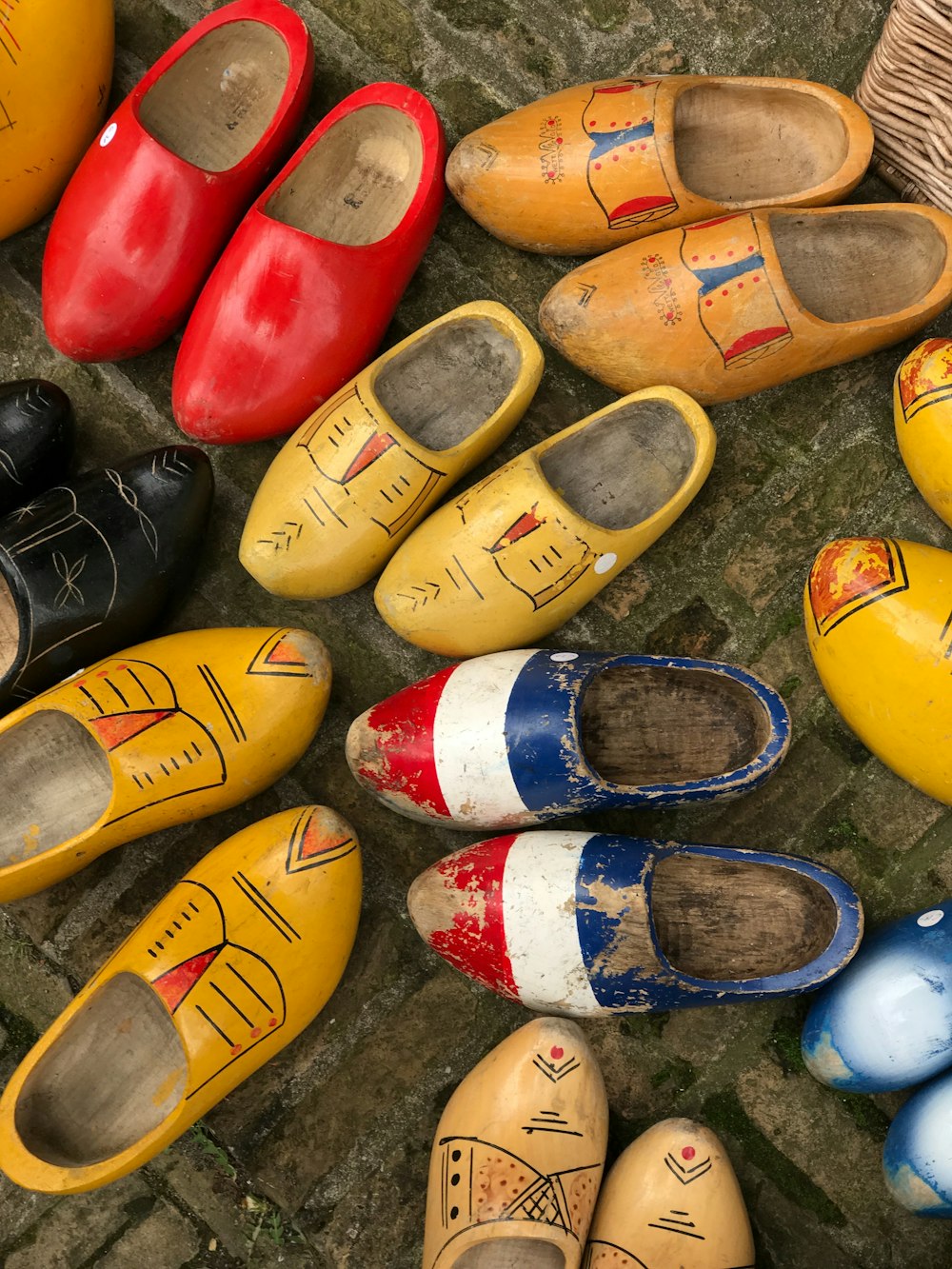 a bunch of shoes that are sitting on the ground