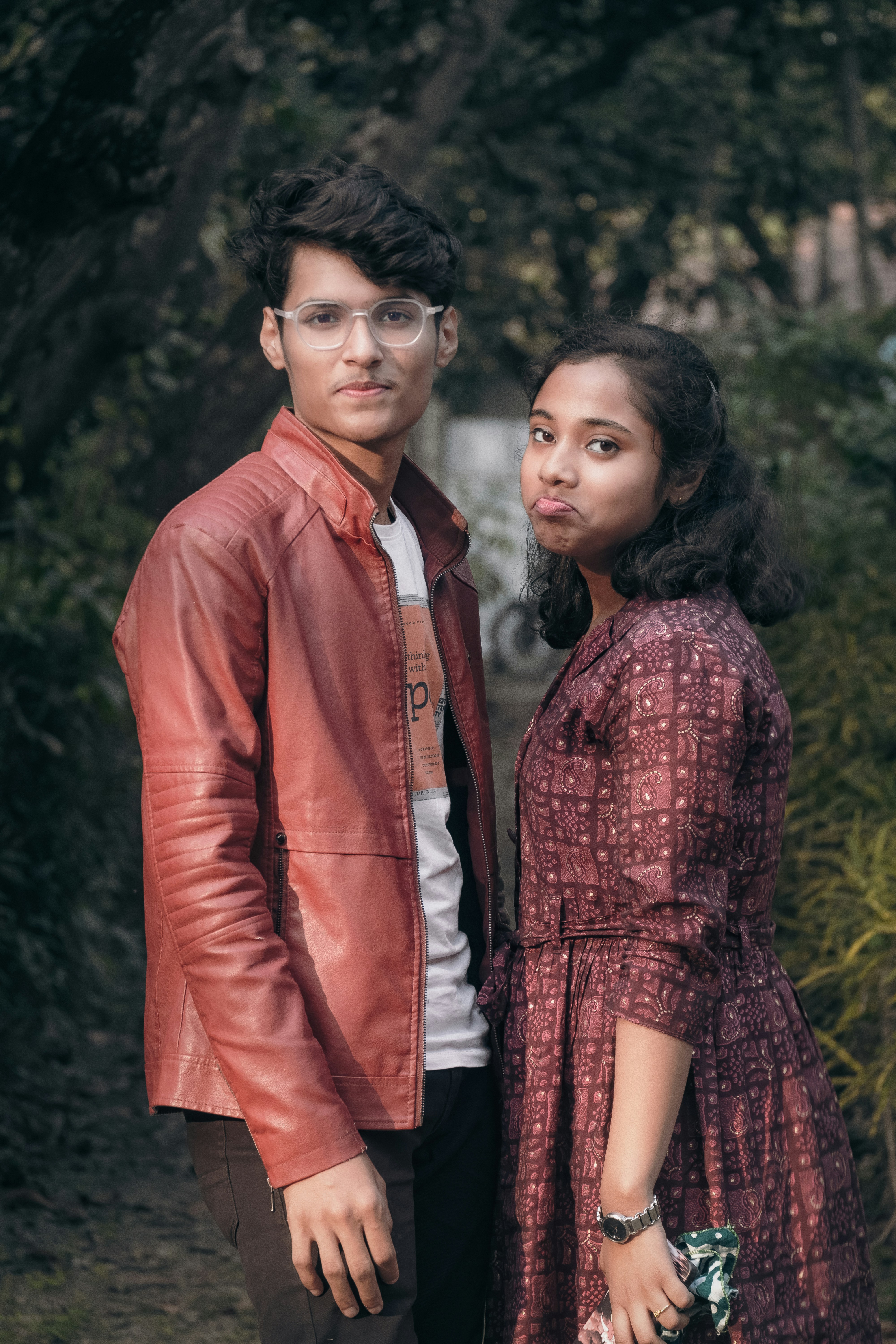 un homme et une femme debout l’un à côté de l’autre