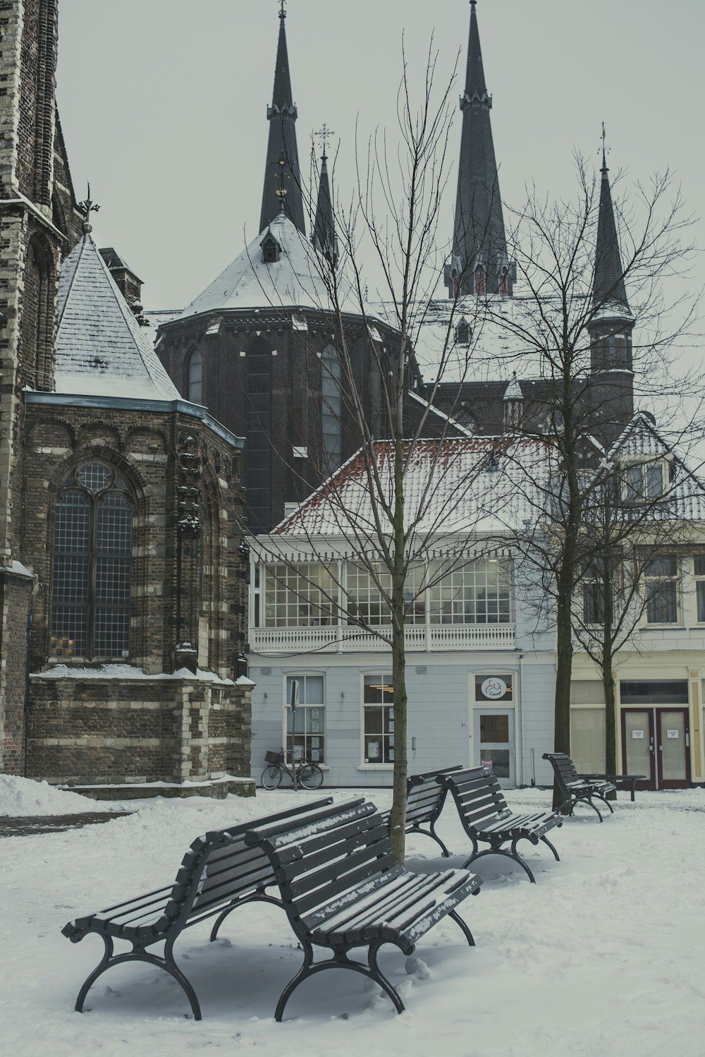 a row of benches sitting in front of a church