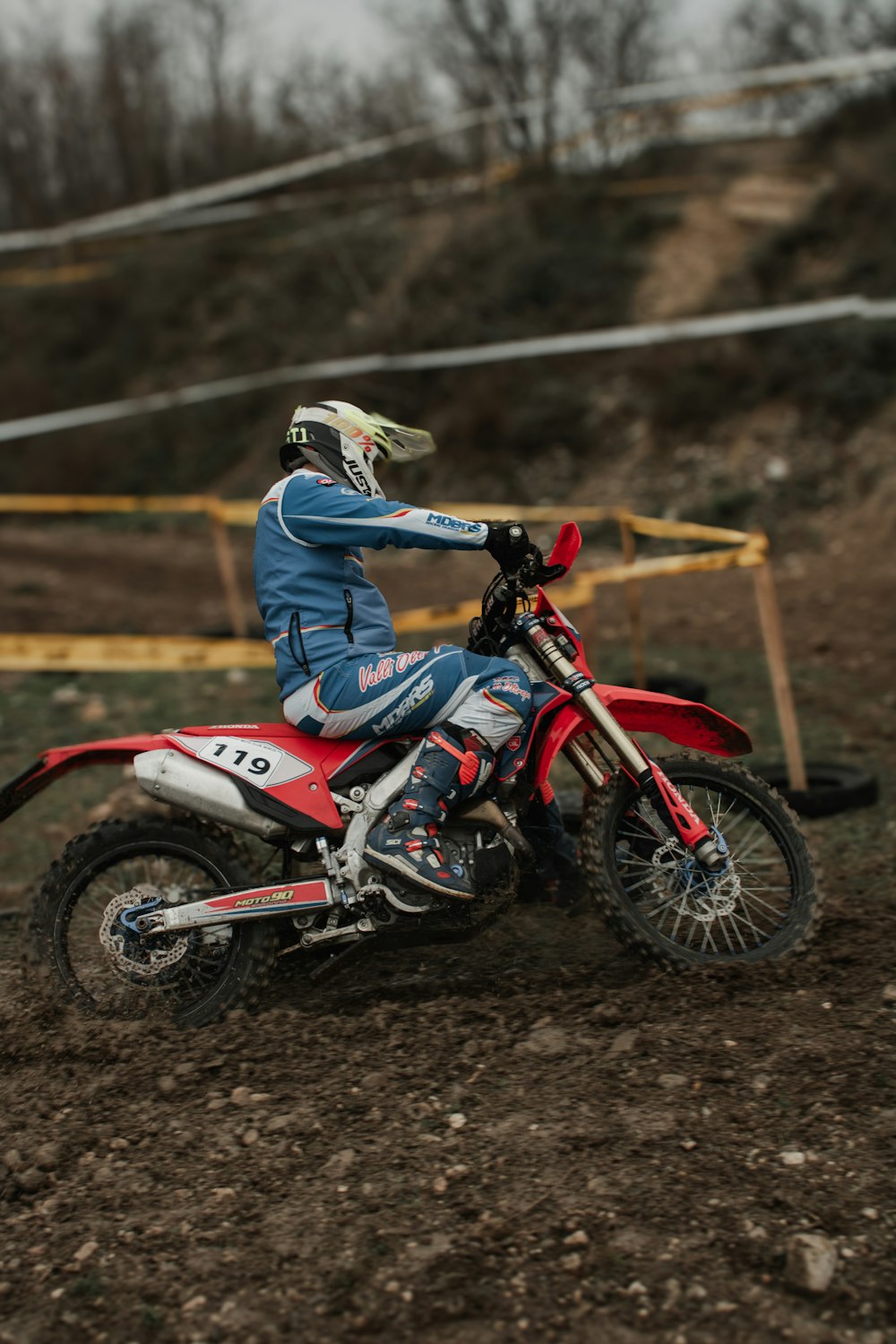 Un uomo in sella a una moto da cross in cima a un campo sterrato