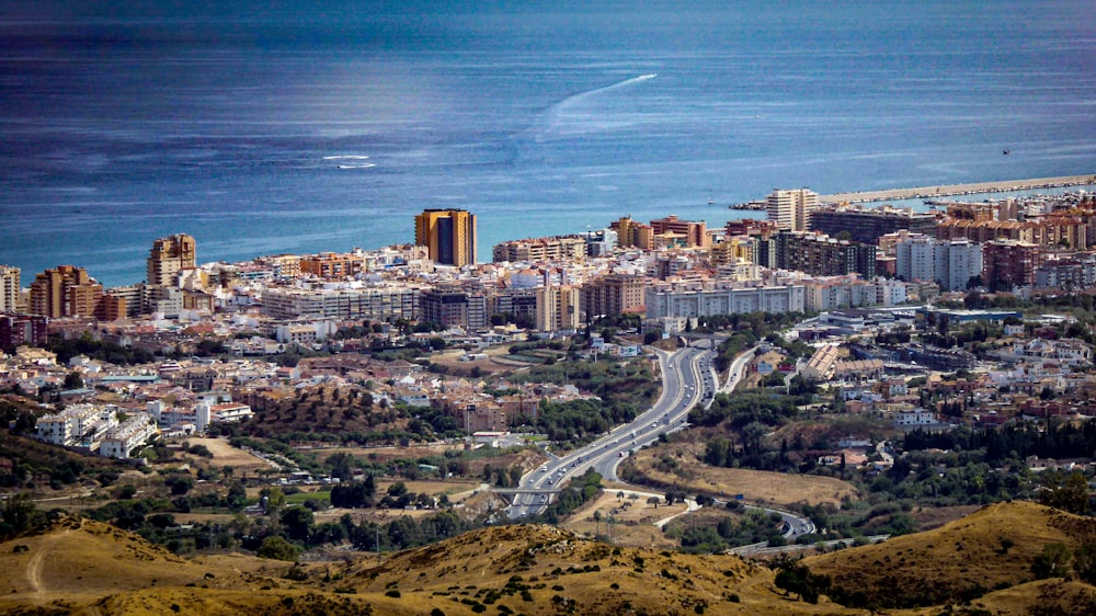 uma vista de uma cidade de uma colina