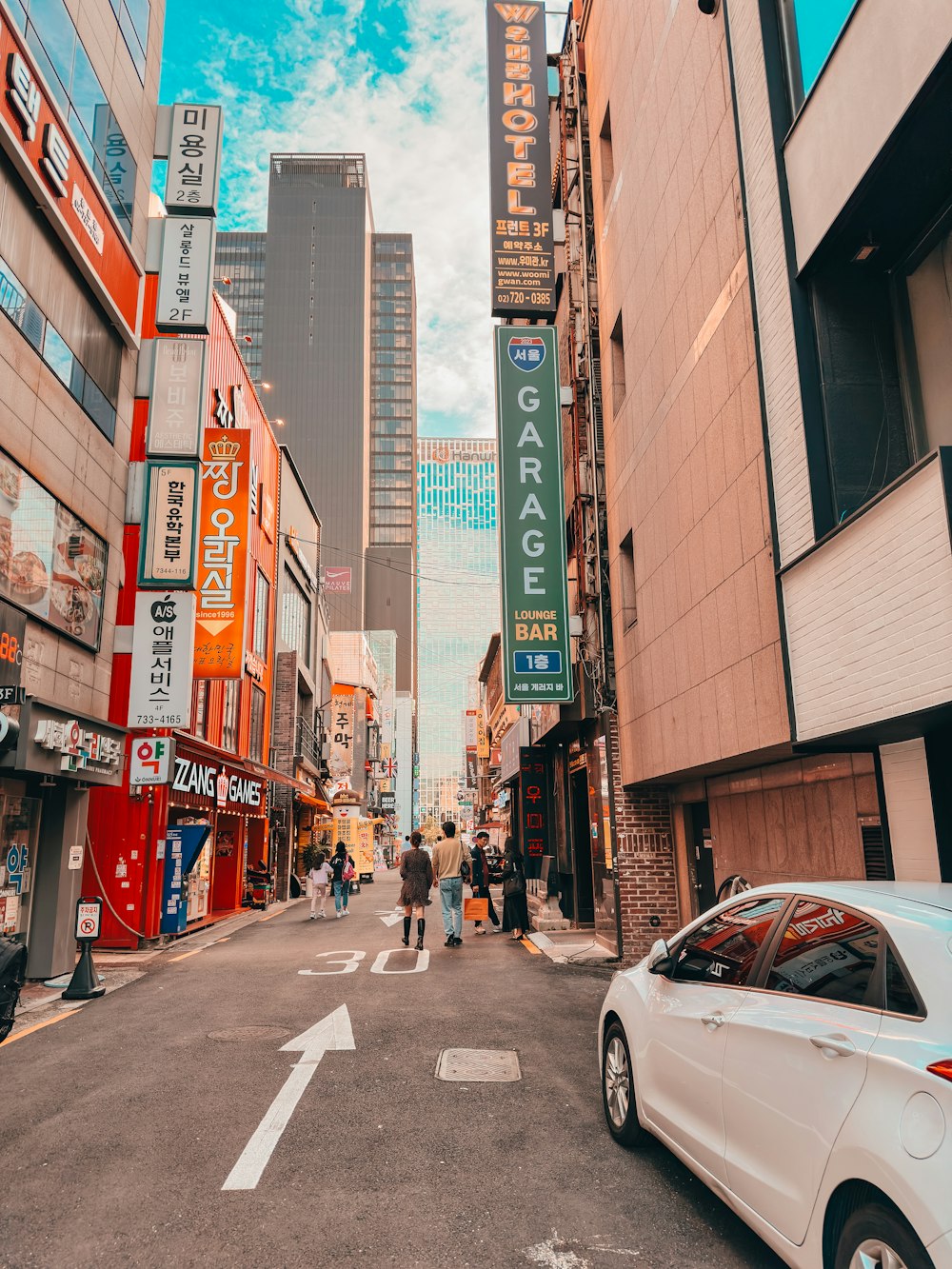 Una calle de la ciudad llena de muchos edificios altos